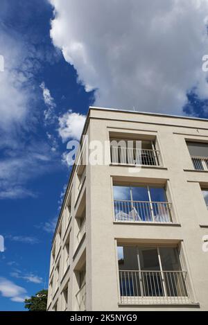 Stadtplanung München. Candid-/Hellabrunner Straße. Wohngebiet Cuboid auf dem ehemaligen Osram-Gelände in München Untergiesing gegen Einen blauen Himmel. Stockfoto