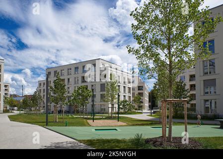 Stadtplanung München. Candid-/Hellabrunner Straße. Zentrum Und Eingang Mit Spielplatz Der Wohnanlage Cuboid Im Jahr 2021 Auf Dem Ehemaligen Osra Abgeschlossen Stockfoto