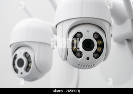 Überwachungskameras, die an der Wand für Sicherheitsbüros oder zu Hause hängen Stockfoto