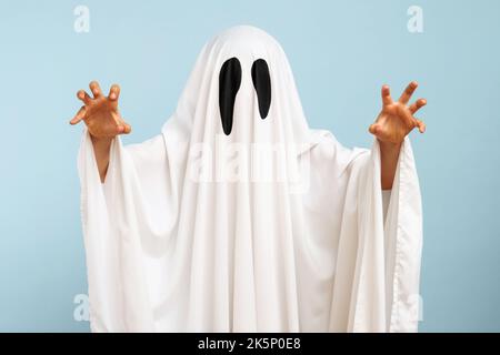 Kind verkleidet in weißem Kostüm von gruseligen Geist für Halloween Stockfoto