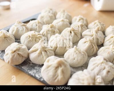 RAW Dim Sum auf einem Tablett Stockfoto