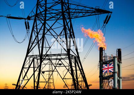 Gas Flare Stack und Strom pylon. Britische Lebenshaltungskosten, steigende Gas-, Energiepreise, russisches Gas, Ukraine-Krieg, Europa, Nordseegas... Konzept Stockfoto