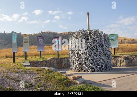 Ein beeindruckender, großer Stapel gebleichter Elchgeweihe, der im Besucherzentrum der National Bison Range in Montana, USA, ausgestellt wird Stockfoto