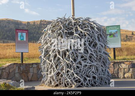 Ein beeindruckender, großer Stapel gebleichter Elchgeweihe, der im Besucherzentrum der National Bison Range in Montana, USA, ausgestellt wird Stockfoto