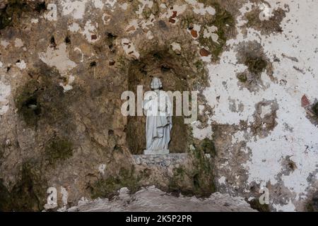 St. Pierre Kirche Antakya und Nahaufnahme der St. Peter Statue. Hatay (oder Antakya genannt), Türkei - Oktober 2022 Stockfoto