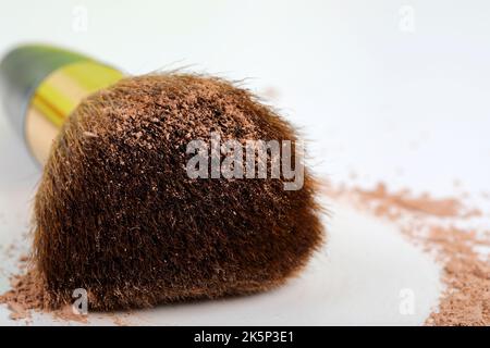 Make-up Pinsel mit losem Pulver. Nahaufnahme. Stockfoto