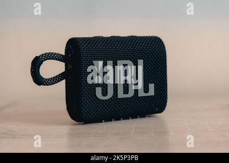 Ein wasserdichter, ultraportabler JBL GO 3 Bluetooth-Lautsprecher auf unscharfem Hintergrund Stockfoto