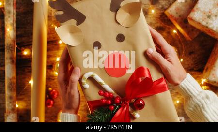 Geschenkbox für weihnachten in Form eines Rentiers Stockfoto