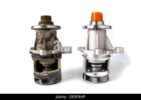 Auto Wasserpumpe isoliert auf weiß. Auto-Ersatzteile. Neu und kaputt. Stockfoto
