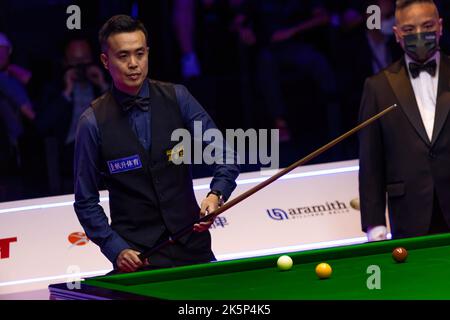 Hongkong, China. 09. Oktober 2022. Marco Fu in Aktion während des letzten Spiels des Snooker-Turniers der Hong Kong Masters gegen Ronnie O'Sullivan im Hong Kong Coliseum. Endergebnis; Ronnie O'Sullivan 6:4 Marco Fu. (Foto von Ben Lau/SOPA Images/Sipa USA) Quelle: SIPA USA/Alamy Live News Stockfoto