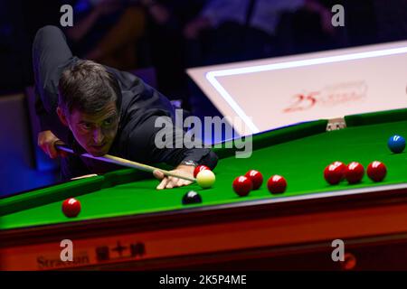 Hongkong, China. 09. Oktober 2022. Ronnie O'Sullivan in Aktion während des letzten Spiels des Snooker-Turniers der Hong Kong Masters gegen Marco Fu im Hong Kong Coliseum. Endergebnis; Ronnie O'Sullivan 6:4 Marco Fu. (Foto von Ben Lau/SOPA Images/Sipa USA) Quelle: SIPA USA/Alamy Live News Stockfoto