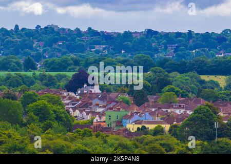 Blick von der Autobahn M5 nach pill-A Village in North Somerset, England, am südlichen Ufer des Flusses Avon gelegen, bewölkter Sommertag, Juni 2022 Stockfoto