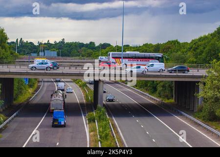 Kleeblattwechsel der Autobahnen M3 und M25. Überführung bei M3 in Surrey..2022 Stockfoto