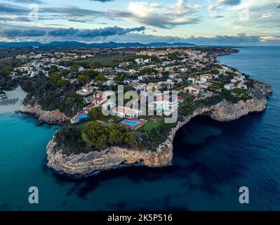 Sonnenuntergang über Cala Anguila-Cala Mendia von einer Drohne, Porto Cristo, Mallorca, Spanien, Europa Stockfoto
