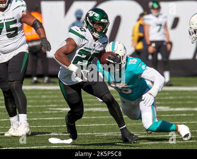 East Rutherford, New Jersey, USA. 9. Oktober 2022. New York Jets laufen zurück Breece Hall (20) sucht am Sonntag, den 9. Oktober 2022, nach einem Laufraum gegen die Miami Dolphins im MetLife Stadium in East Rutherford, New Jersey. Duncan Williams/CSM/Alamy Live News Stockfoto