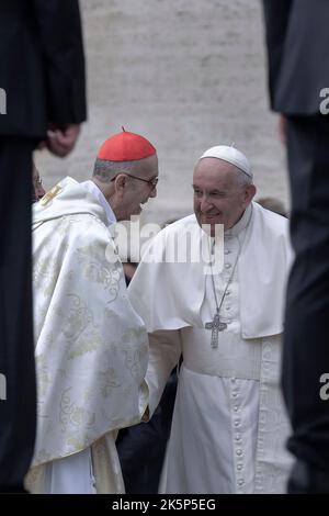 Vatikanstadt, Vatikan, 9. oktober 2022. Papst Franziskus begrüßt Kardinal Tarcisio Bertone am Ende der Messe zur Heiligsprechung der beiden neuen Heiligen Giovanni Battista Scalabrini und Artemide Zatti auf dem Petersplatz im Vatikan. Quelle: Maria Grazia Picciarella/Alamy Live News Stockfoto