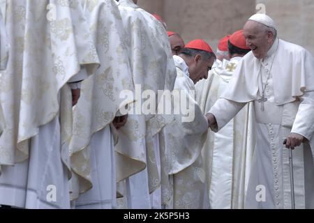 Vatikanstadt, Vatikan, 9. oktober 2022. Papst Franziskus begrüßt Kardinal Angelo Becciu am Ende der Messe zur Heiligsprechung der beiden neuen Heiligen Giovanni Battista Scalabrini und Artemide Zatti auf dem Petersplatz im Vatikan. Quelle: Maria Grazia Picciarella/Alamy Live News Stockfoto