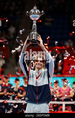 Tokio, Japan. 9. Oktober 2022. TAYLOR FRITZ (USA) posiert bei der Preisverleihung der Rakuten Japan Open Tennis Championships im Ariake Coliseum mit einer Trophäe. Fritz gewann das Einzel-Endspiel 7:6(3), 7:6. (Bild: © Rodrigo Reyes Marin/ZUMA Press Wire) Bild: ZUMA Press, Inc./Alamy Live News Stockfoto