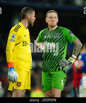 Manchester United Torwart David de Gea und Everton Torwart Jordan Pickford (rechts) nach dem Premier League Spiel in Goodison Park, Liverpool. Bilddatum: Sonntag, 9. Oktober 2022. Stockfoto