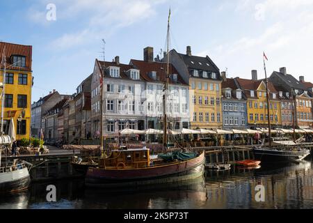 Kopenhagen, Dänemark. Oktober 2022. Die bunten Häuser des 17.. Und 18.. Jahrhunderts auf dem Nyhavn-Kanal, mit Holzbooten im Stadtzentrum Stockfoto