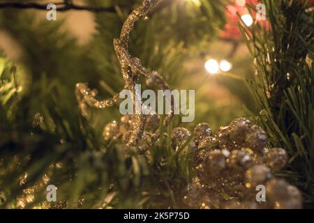 Weihnachtsschmuck auf dem Weihnachtsbaum und Lichter Stockfoto