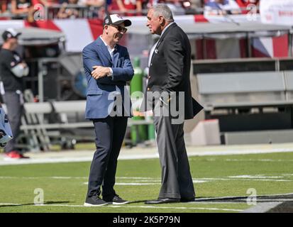 Tampa, Usa. 09. Oktober 2022. Arthur Blank (R), Besitzer der Atlanta Falcons, spricht mit dem Besitzer der Tampa Bay Buccaneers, Joel Glazer (L), während der Aufwärmphase vor dem Spiel im Raymond James Stadium in Tampa, Florida, am Sonntag, den 9. Oktober 2022. Foto von Steve Nesius/UPI Credit: UPI/Alamy Live News Stockfoto