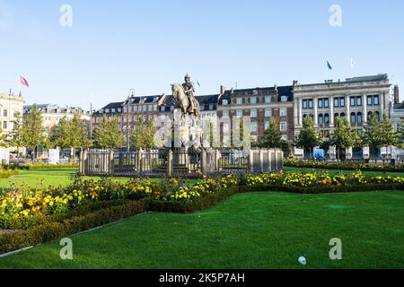 Kopenhagen, Dänemark. Oktober 2022. Die Reiterstatue von Christian V. im Zentrum des Kongens Nystorv Platzes im Stadtzentrum Stockfoto