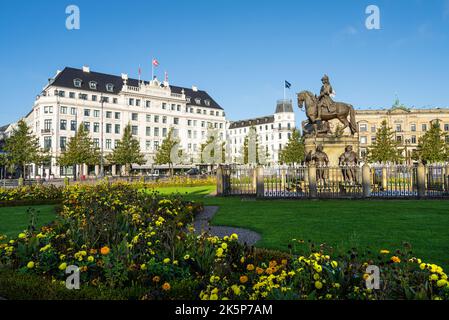 Kopenhagen, Dänemark. Oktober 2022. Die Reiterstatue von Christian V. im Zentrum des Kongens Nystorv Platzes im Stadtzentrum Stockfoto