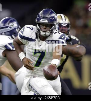 New Orleans, Usa. 10. Oktober 2022. Seattle Seahawks Quarterback Geno Smith (7) gibt am Sonntag, den 9. Oktober 2022, im Caesars Superdome in New Orleans den Ball gegen die New Orleans Saints ab. Foto von AJ Sisco/UPI. Kredit: UPI/Alamy Live Nachrichten Stockfoto