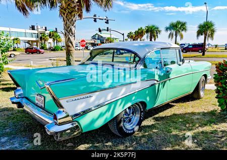 Ein Chevrolet Bel Air aus dem Jahr 1957 wird auf dem Highway 90 während des jährlichen Cruisin’ the Coast Antique Car Festivals 26. in Biloxi, Mississippi, ausgestellt. Stockfoto