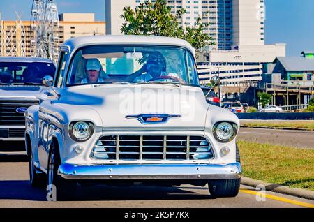 Ein Vintage Chevrolet Pickup Truck fährt den Highway 90 während des jährlichen Cruisin’ the Coast Antiquitätenwagenfestivals 26. in Biloxi, Mississippi, hinunter. Stockfoto