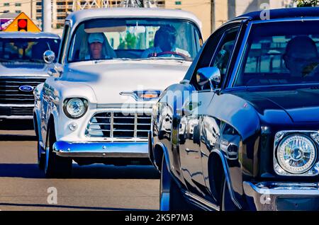 Ein Vintage Chevrolet Pickup Truck fährt den Highway 90 während des jährlichen Cruisin’ the Coast Antiquitätenwagenfestivals 26. in Biloxi, Mississippi, hinunter. Stockfoto