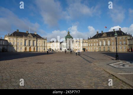 Kopenhagen, Dänemark. Oktober 2022. Panoramablick auf den Amalienborg Slotsplads Platz im Stadtzentrum Stockfoto