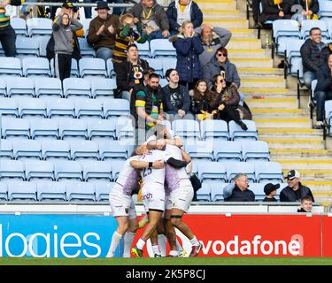 Coventry, Großbritannien. 09. Oktober 2022. Spieler von Northampton Saints feiern einen Versuch mit dem letzten Atemzug von Courtnall Skosan von Northampton Saints, Das einen 36-40-Sieg über Wespen im Spiel der Gallagher Premiership gegen Northampton Saints in der Coventry Building Society Arena, Coventry, Großbritannien, 9.. Oktober 2022 (Foto von Nick Browning/News Images) in Coventry, Großbritannien, am 10/9/2022. (Foto von Nick Browning/News Images/Sipa USA) Quelle: SIPA USA/Alamy Live News Stockfoto