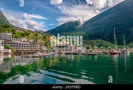 Geiranger vom Meer aus gesehen. Es ist ein kleines Touristendorf am Kopf des Geirangerfjords, einem der schönsten Fjorde Norwegens. Stockfoto