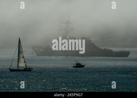 SAN FRANCISCO (Okt 7, 2022) USS Fitzgerald (DDG 62), ein Lenkflugkörper-Zerstörer der Arleigh Burke-Klasse, durchreist die San Francisco Bay während der Parade der Schiffe im Rahmen der San Francisco Fleet Week (SFFW) 2022, 7. Oktober 2022. Die SFFW bietet der amerikanischen Öffentlichkeit die Möglichkeit, ihre Teams der Marine, des Marine Corps und der Küstenwache zu treffen und Amerikas Seedienste zu erleben. Während der Fleet Week nehmen Servicemitglieder an verschiedenen Community-Service-Veranstaltungen Teil, präsentieren der Gemeinde Fähigkeiten und Ausrüstung und genießen die Gastfreundschaft der Stadt und ihrer Umgebung. (USA Navy Foto von Mass Comm Stockfoto