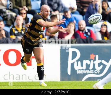 Coventry, Großbritannien. 09. Oktober 2022. Dan Robson von Wesps Rugby übergibt den Ball während des Spiels der Gallagher Premiership Wesps gegen Northampton Saints in der Coventry Building Society Arena, Coventry, Großbritannien, 9.. Oktober 2022 (Foto von Nick Browning/News Images) in Coventry, Großbritannien am 10/9/2022. (Foto von Nick Browning/News Images/Sipa USA) Quelle: SIPA USA/Alamy Live News Stockfoto