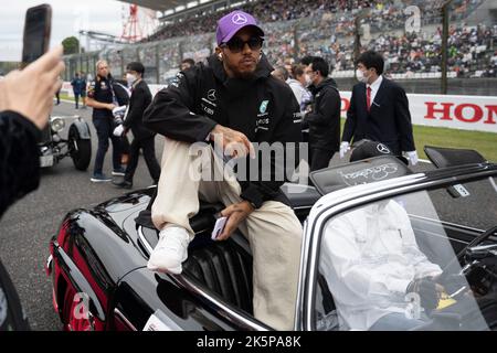 Suzuka, Mie, Japan. 9. Oktober 2022. LEWIS HAMILTON von Mercedes AMG bei der Fahrerparade, als Max Verstappen beim Formel 1 Honda Grand Prix von Japan die Weltmeisterschaft für Red Bull Racing gewinnt. (Bild: © Taidgh Barron/ZUMA Press Wire) Stockfoto