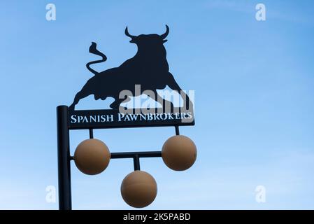 Spanische Pfandhäuser unterzeichnen in Spanien. Ein Pfandschild an der Costa Blanca mit Bullenumriss und drei hängenden Bällen Stockfoto