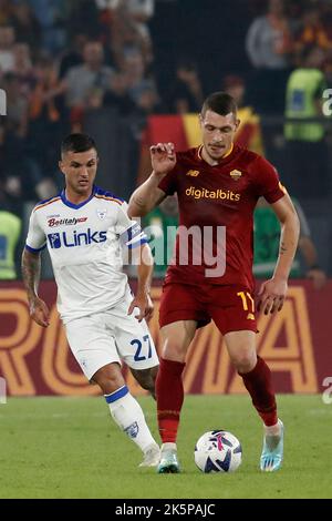 Rom, Italien. 09. Oktober 2022. Andrea Belotti, Linke von AS Roma, wird während des Fußballspiels zwischen Roma und Lecce im Olympiastadion von RomeÕs, Italien, am 9. Oktober 2022 von Gabriel Strefezza aus Lecce, herausgefordert. Quelle: Riccardo De Luca - Bilder Aktualisieren/Alamy Live News Stockfoto