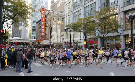 Chicago, Illinois, USA. 9. Oktober 2022. Der 2022 Bank of America Chicago Marathon beginnt auf der Columbus Drive in Richtung Norden und führt Sie bis zur legendären State Street, die kilometerlangen historischen Bauwerke ankurbelt. Die Rennstrecke führt die Teilnehmer auf einer architektonischen Tour durch Chicago in 29 pulsierende Viertel. Die Marathon-Majors werden ab 7am Uhr in Grant Park starten und enden. (Bild: © Pat A. Robinson/ZUMA Press Wire) Stockfoto