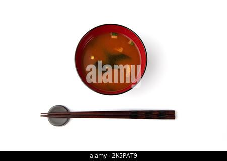 Heiße Miso-Suppe auf weißem Hintergrund isoliert Stockfoto
