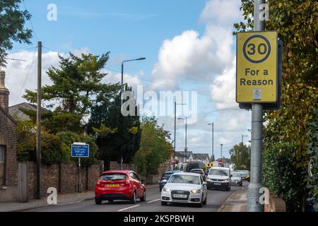 30 aus gutem Grund Straßenschild in einer belebten Straße in Old Windsor, in der englischen Grafschaft von England. Straßenbeschilderung Stockfoto