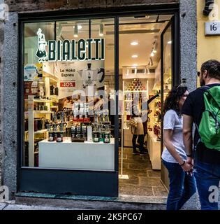 Bialetti, ein Café in Como, Italien, ist bekannt für seine Moka Pot Express Herdplatten-Espressomaschine. Stockfoto