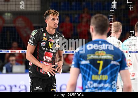 Eurosuole Forum, Civitanova Marche, Italien, 09. Oktober 2022, Barthelemy Chinenyeze #10 (Cucine Lube Civitanova) während der Cucine Lube Civitanova gegen Pallavolo Padova - Volleyball Italienische Serie A Männer Superliga Meisterschaft Stockfoto