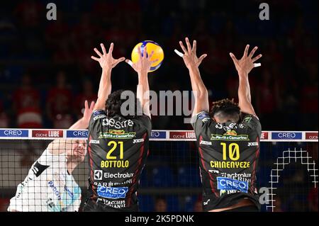 Civitanova Marche, Italien. 09. Oktober 2022. Block von Mattia Bottolo #21 (Cucine Lube Civitanova) und Barthelemy Chinenyeze #10 (Cucine Lube Civitanova) während der Cucine Lube Civitanova gegen Pallavolo Padova, Volleyball Italienische Serie A Männer Superliga Meisterschaft in Civitanova Marche, Italien, Oktober 09 2022 Quelle: Unabhängige Fotoagentur/Alamy Live News Stockfoto
