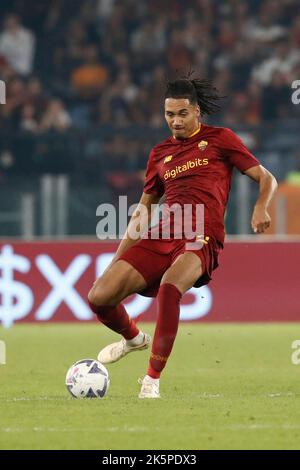 Rom, Italien. 09. Oktober 2022. Chris Smalling, von AS Roma, in Aktion während des Fußballspiels der Serie A zwischen Roma und Lecce im Olympiastadion von RomeÕs, Italien, 9. Oktober 2022. Quelle: Riccardo De Luca - Bilder Aktualisieren/Alamy Live News Stockfoto