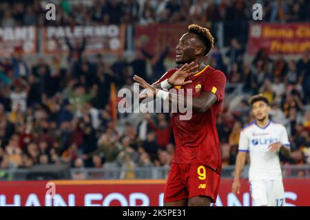 Rom, Italien. 09. Oktober 2022. Tammy Abraham von AS Roma, Gesten während des Fußballspiels der Serie A zwischen Roma und Lecce im Olympiastadion von RomeÕs, Italien, 9. Oktober 2022. Quelle: Riccardo De Luca - Bilder Aktualisieren/Alamy Live News Stockfoto