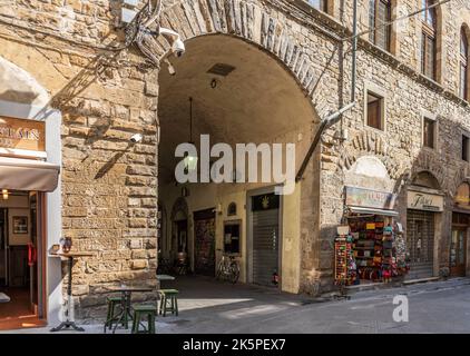 San Pierino's Arch, überdachte Arkade aus dem 12.. Jahrhundert, mit Bars und Restaurants, im Stadtzentrum von Florenz, Toskana, Italien Stockfoto