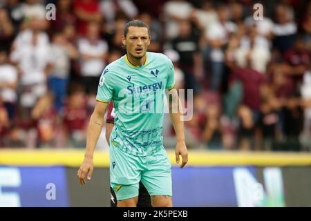 Der bosnische Stürmer Milan Djuric von Verona kontrolliert den Ball während des Fußballspiels der Serie A zwischen Salernitana und Hellas Verona im Arechi-Stadion in Salerno, Süditalien, am 09. Oktober 2022. Stockfoto